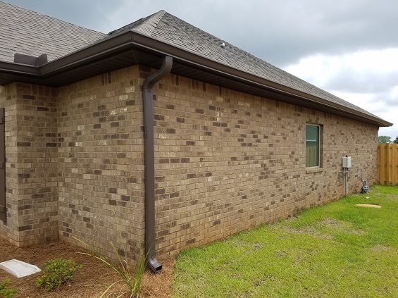 Seamless gutter installation for a Daphne-area home